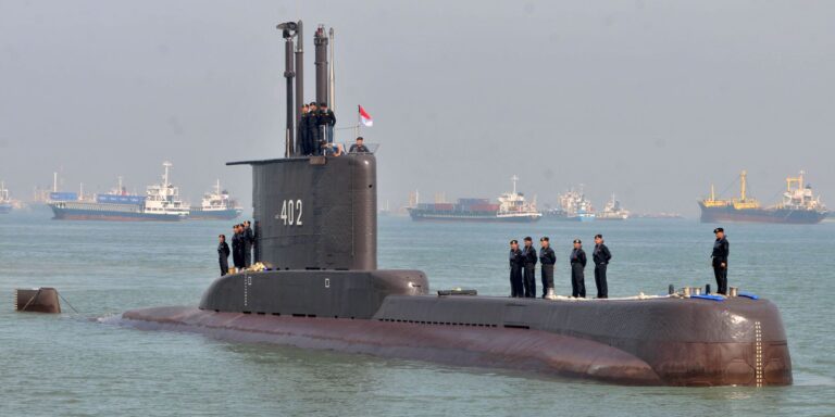 Submarino indonésio que estava desaparecido é encontrado aos pedaços