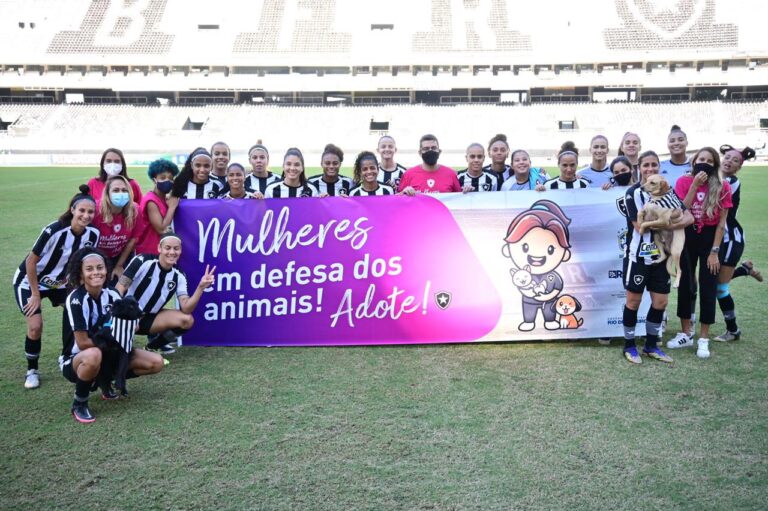 Brasileirão feminino: Animais abandonados entram em campo e roubam a cena no Engenhão