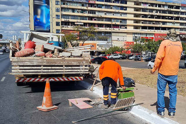 Troca de grelhas e limpeza de bueiros no Plano Piloto