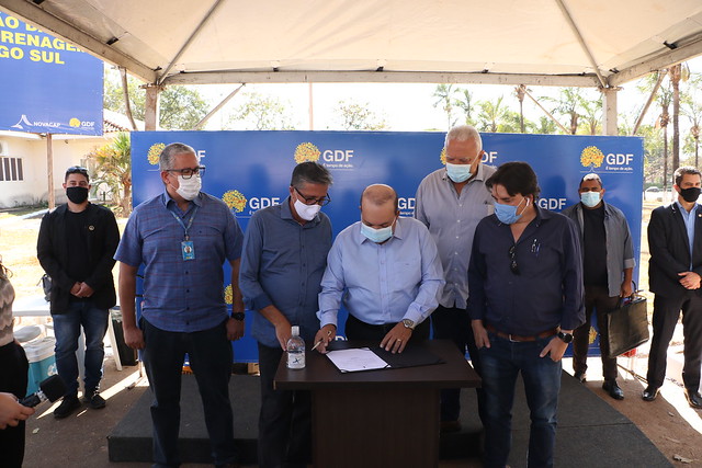 Assinatura de ordem de serviço de obras de drenagem no Lago Sul.