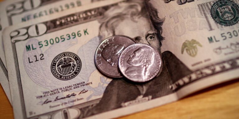 Dólar fecha estável a R$ 5,27, em dia de decisão do Copom