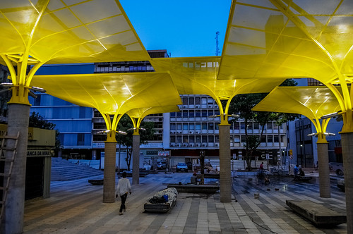 Praça reformada, pronta e iluminada para o povo