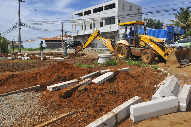 Chega de andar no asfalto, nova calçada é construída na QNL 3/5