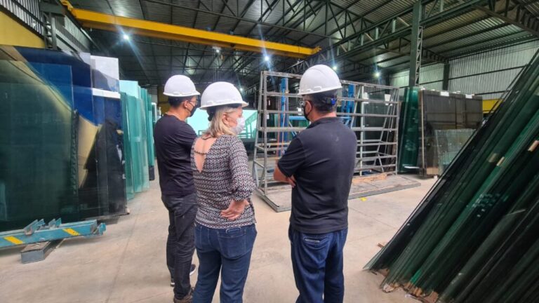 Administrador visita fábrica de vidro no setor industrial de Taguatinga