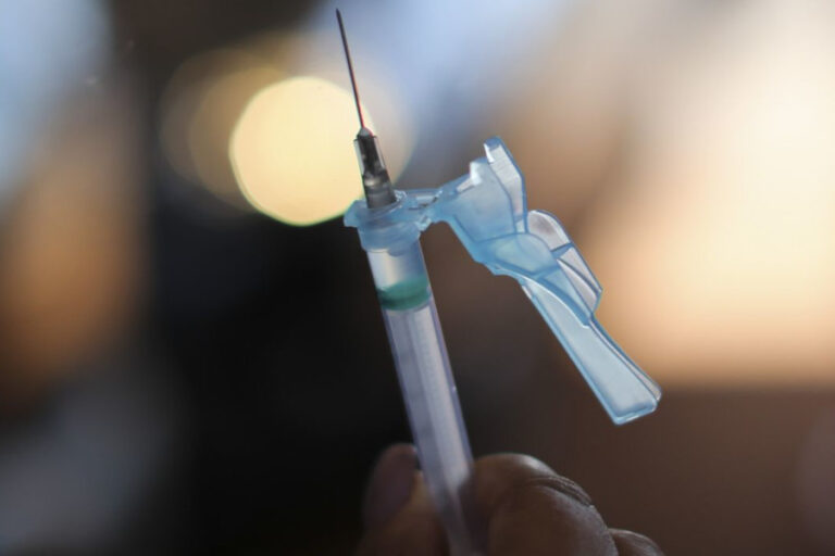 Índice de vacinação contra Covid-19 chega a 98% no TRT/MS