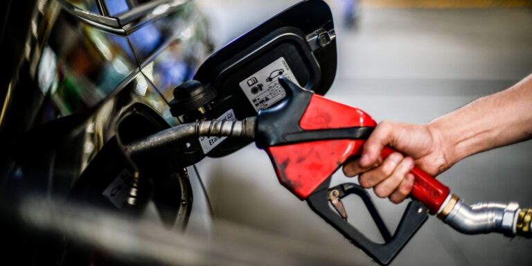 Preço médio da gasolina cai R$ 0,90 no país em três semanas