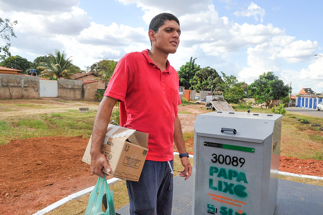 Arniqueira ganha três novos papa-lixos e já tem 15 no total