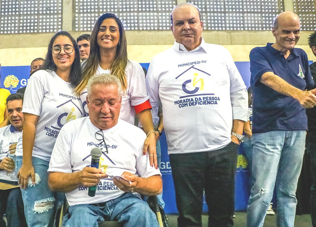 Governador Ibaneis Rocha assina decreto de entrega de moradia para pessoas com deficiência