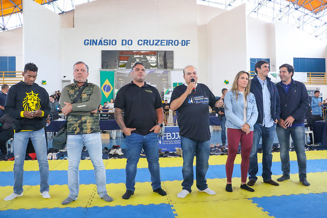 Governador Ibaneis prestigia medalhistas em campeonato de jiu-jitsu