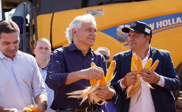 Caiado participa da abertura da colheita do milho safrinha, em Caldas Novas
