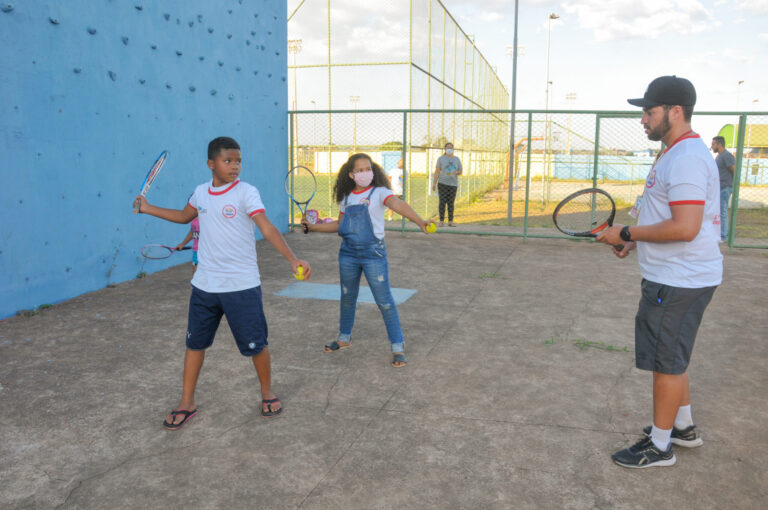 Crianças descobrem uma nova paixão esportiva na Estrutural, o tênis
