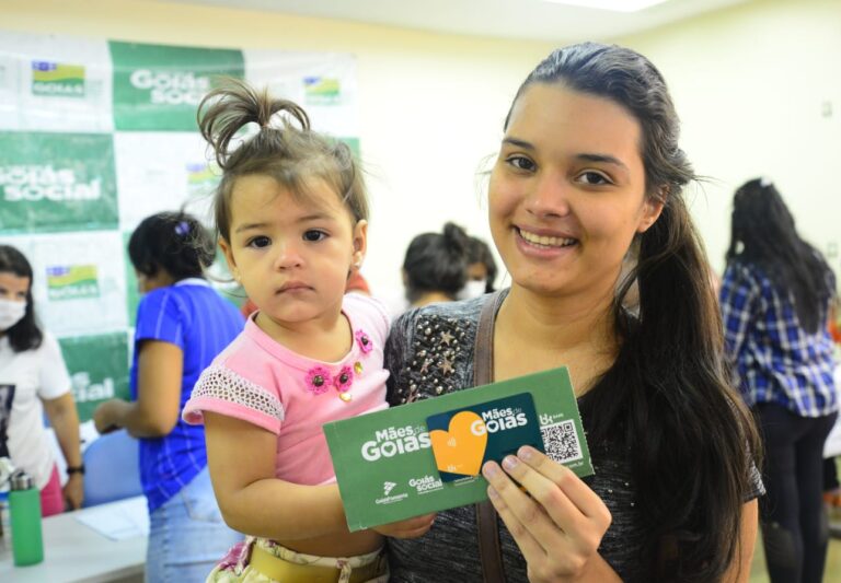 Força-tarefa entrega cartões do Mães de Goiás em Goiânia