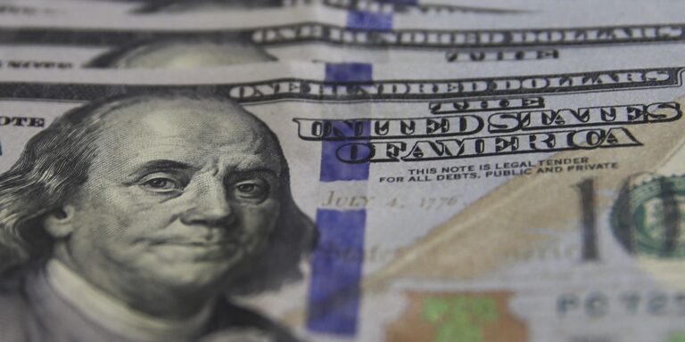 Dólar cai para R$ 5,18 em dia de anúncio de ministros do novo governo