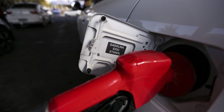 Petrobras reduz preço de venda da gasolina para distribuidoras
