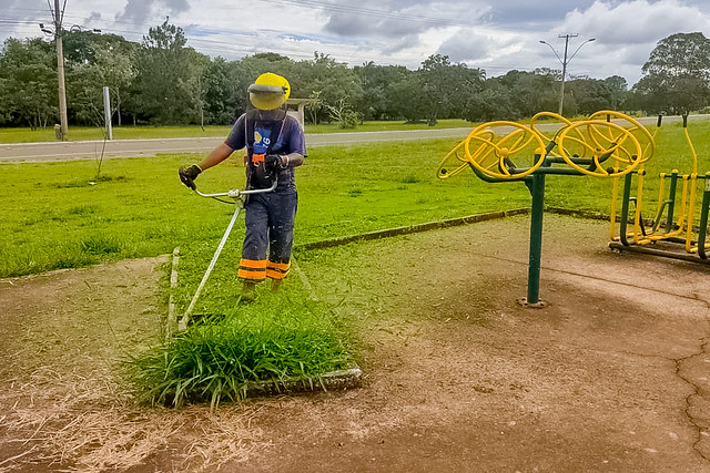 Quadras do Park Way recebem ações de limpeza e correção asfáltica