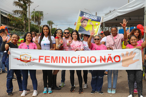 Mulheres caminham em Ceilândia em protesto contra o feminicídio