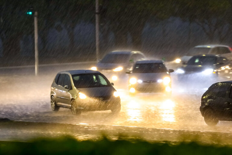 Chuvas demandam atenção redobrada com estado de conservação dos pneus