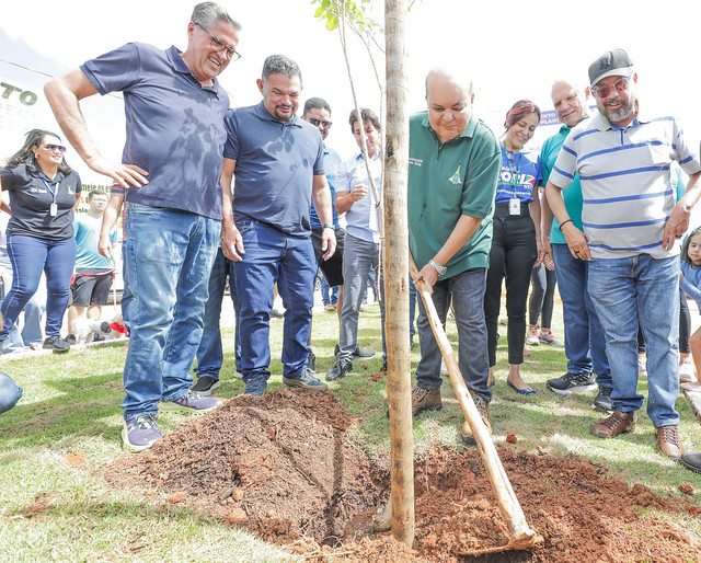 24/02/2024 - Governador dá início ao plantio de 100 mil mudas no Guará II