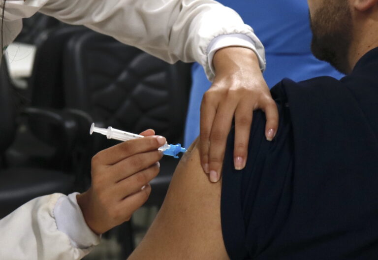 Profissionais do HCB apresentam tratamentos em fórum sobre imunização