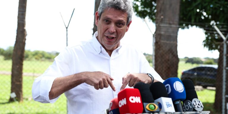 Presidente Lula ouve pautas de sindicatos em reunião neste sábado