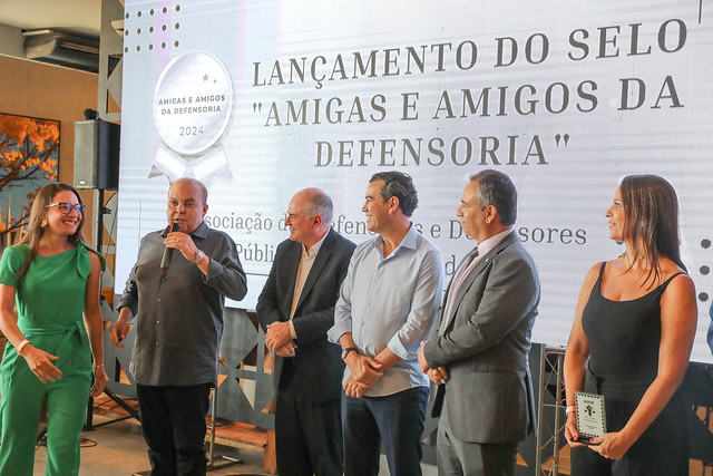 20/09/2024 - Governador e autoridades são reconhecidos com selo Amigas e Amigos da Defensoria