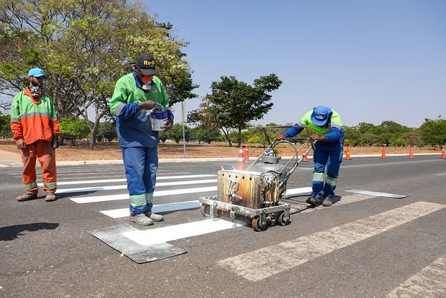 03/10/2024 - Governo trabalha na limpeza e pintura de mais de 4,4 mil faixas de pedestres antes das chuvas