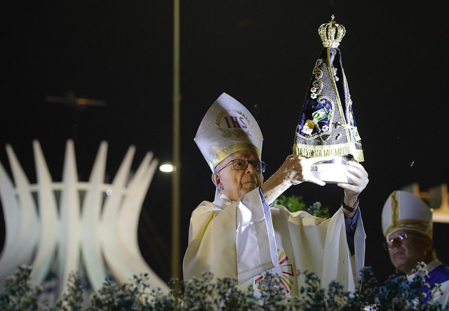 Festa de Nossa Senhora Aparecida, padroeira de Brasília, reúne centenas na Esplanada dos Ministérios