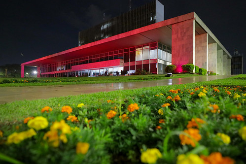 16/10/2024 - Palácio do Buriti é iluminado com a cor rosa para alertar sobre o câncer de mama