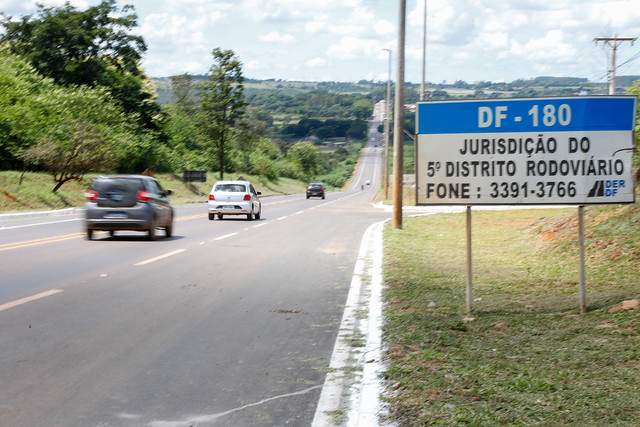 14/02/2025 - GDF investe R$ 11 milhões para reconstruir asfalto de trecho da DF-180 em Brazlândia